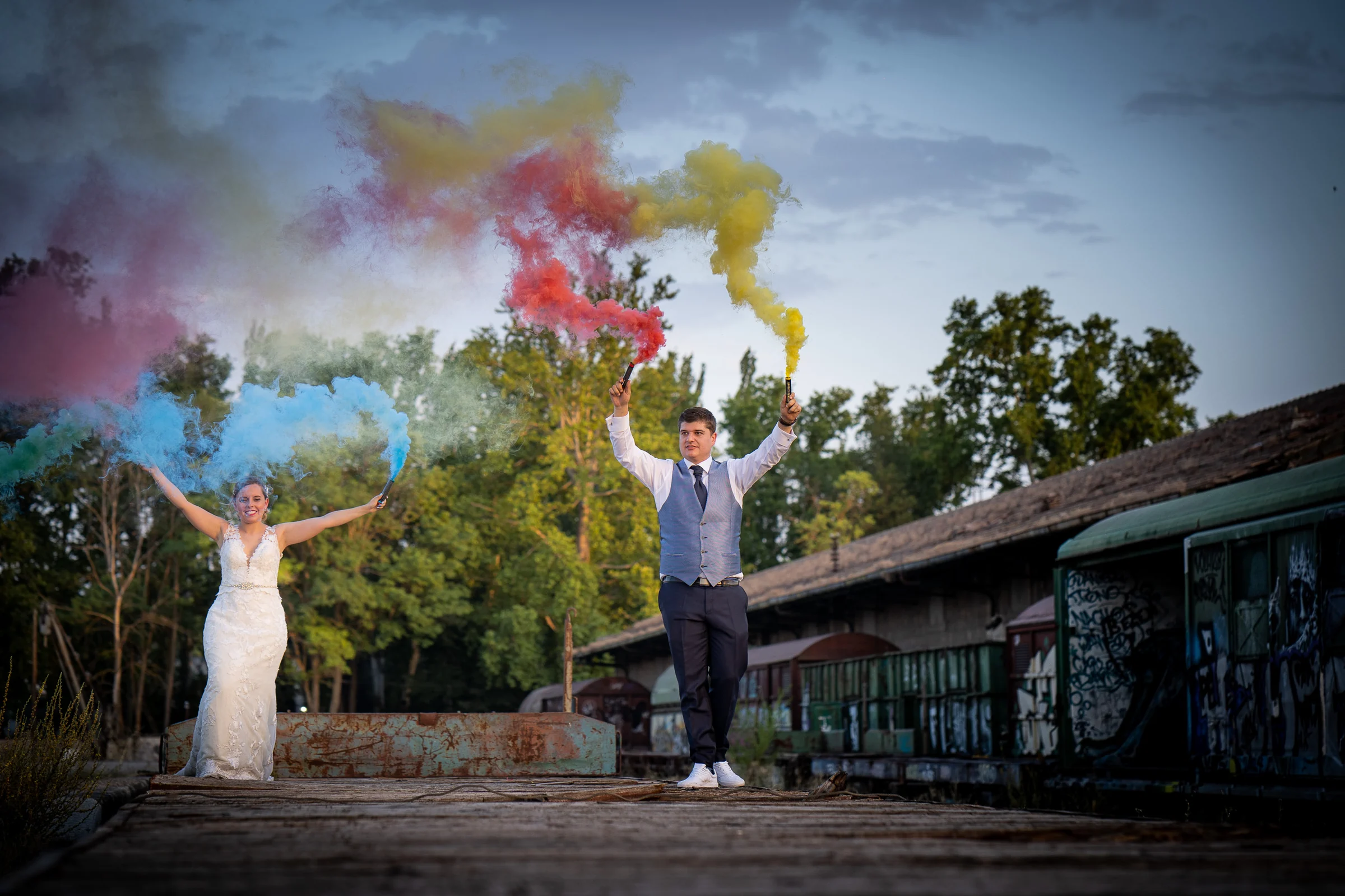 Dani y Nerea con humo de colores en la estación de Aranjuez