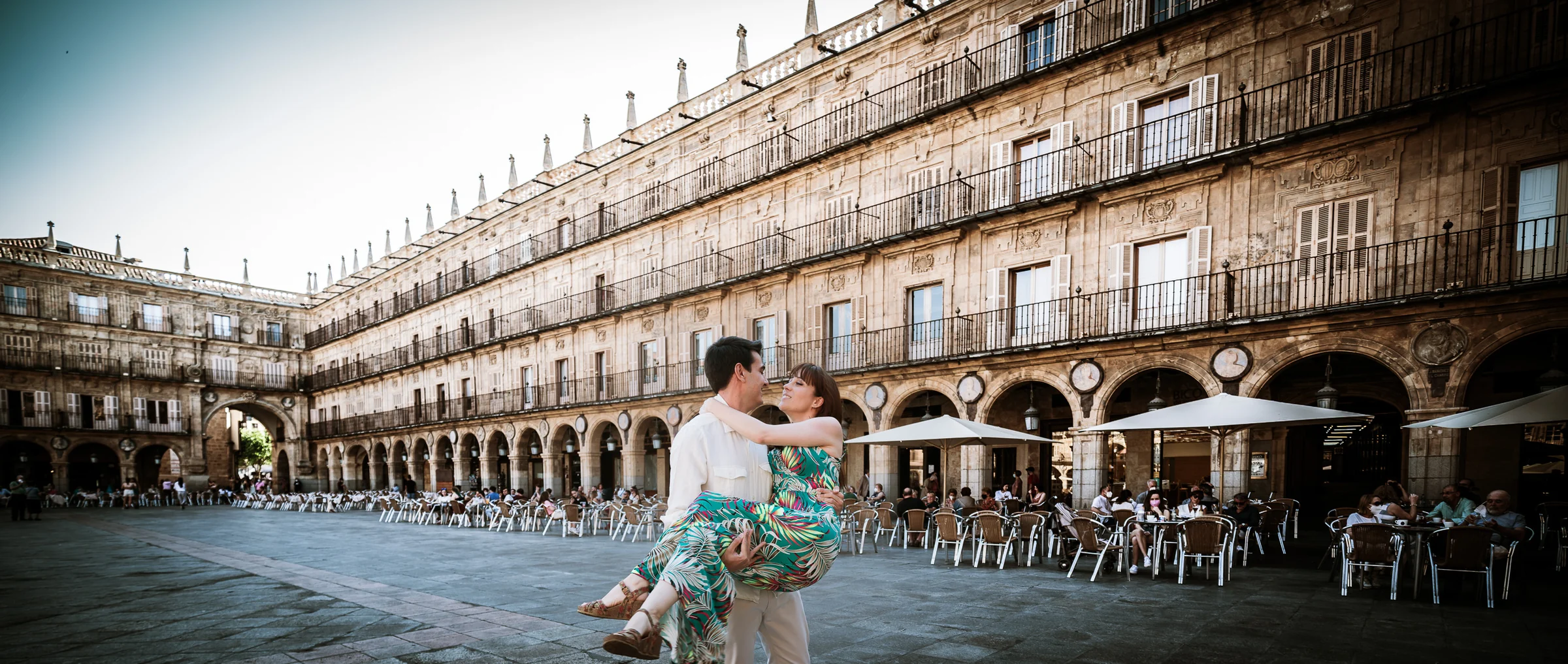 David y Noelia bailan en el centro de la Plaza Mayor durante su preboda en Salamanca.
