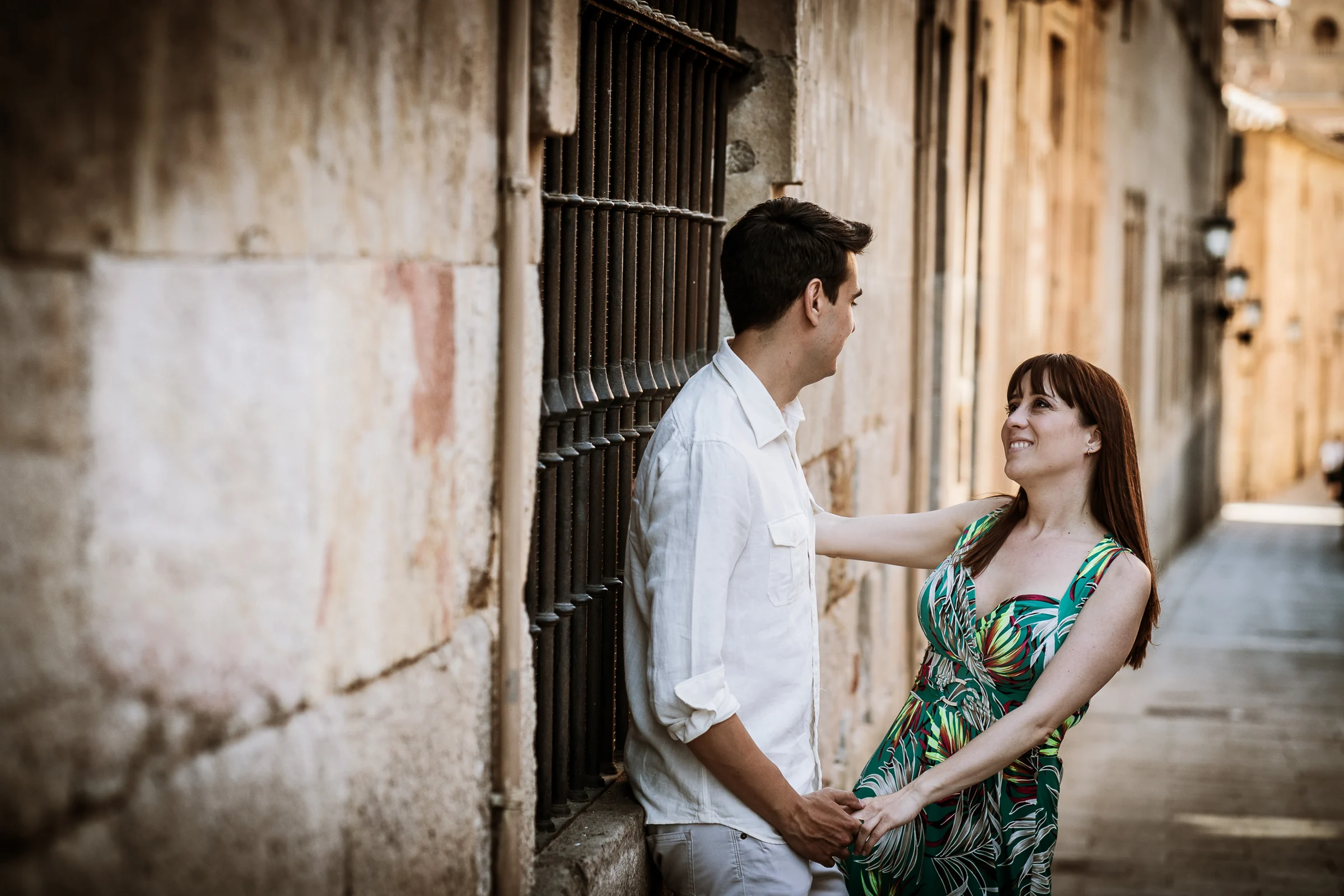 David y Noelia pasean por una calle de piedra del entorno de la Universidad de Salamanca durante su preboda.