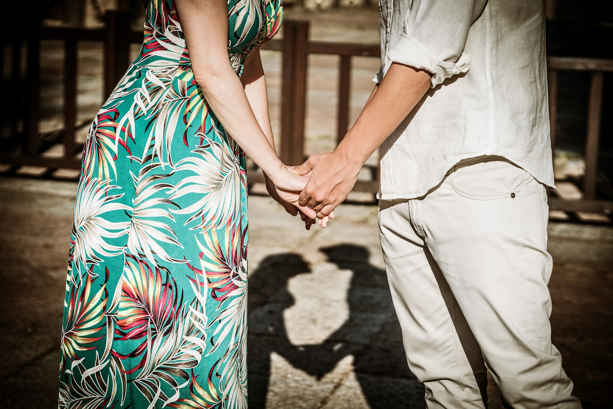 Detalle de las manos de David y Noelia unidas durante su preboda por el centro histórico de Salamanca.