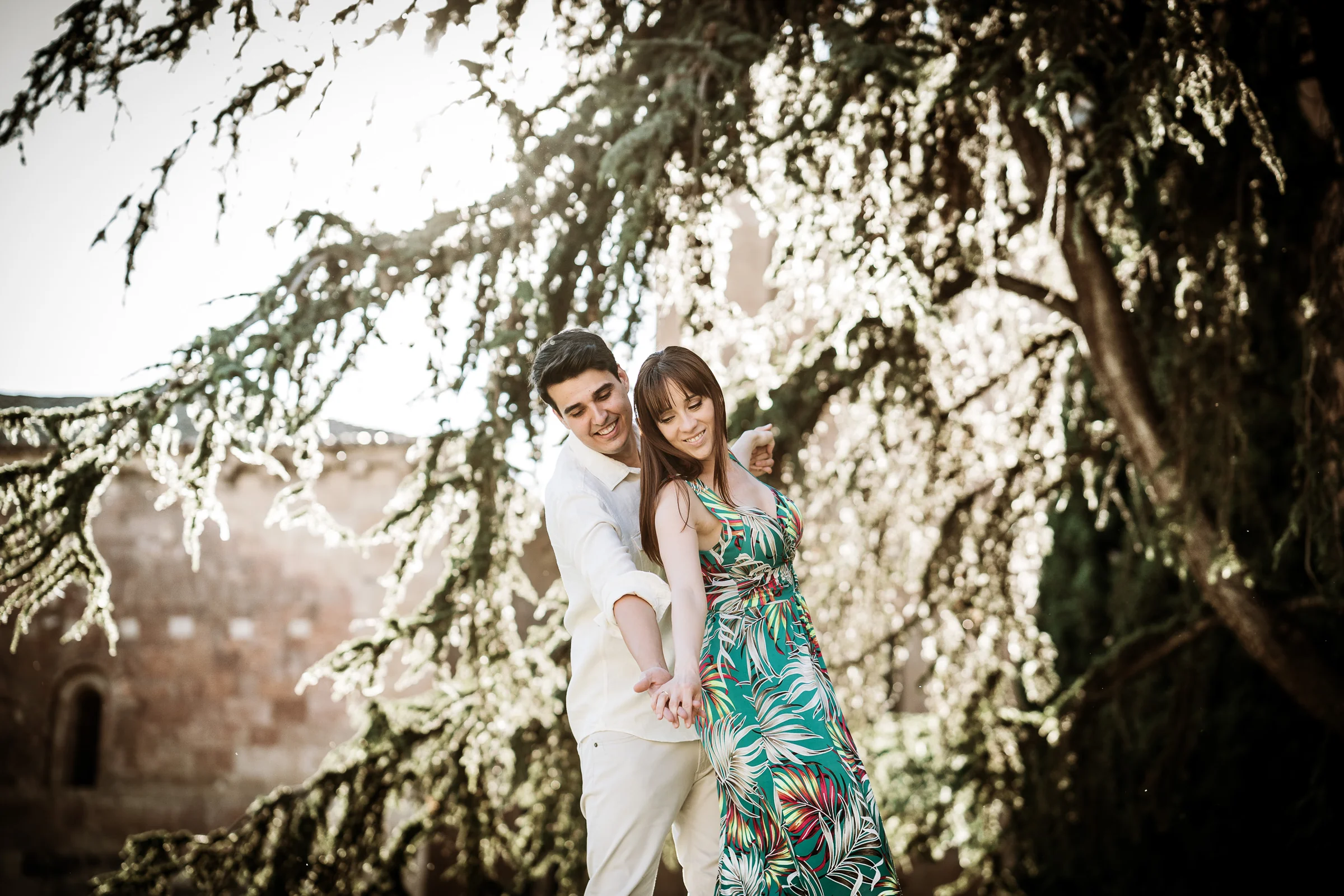 David y Noelia posan entre árboles y vegetación durante su preboda en Salamanca.
