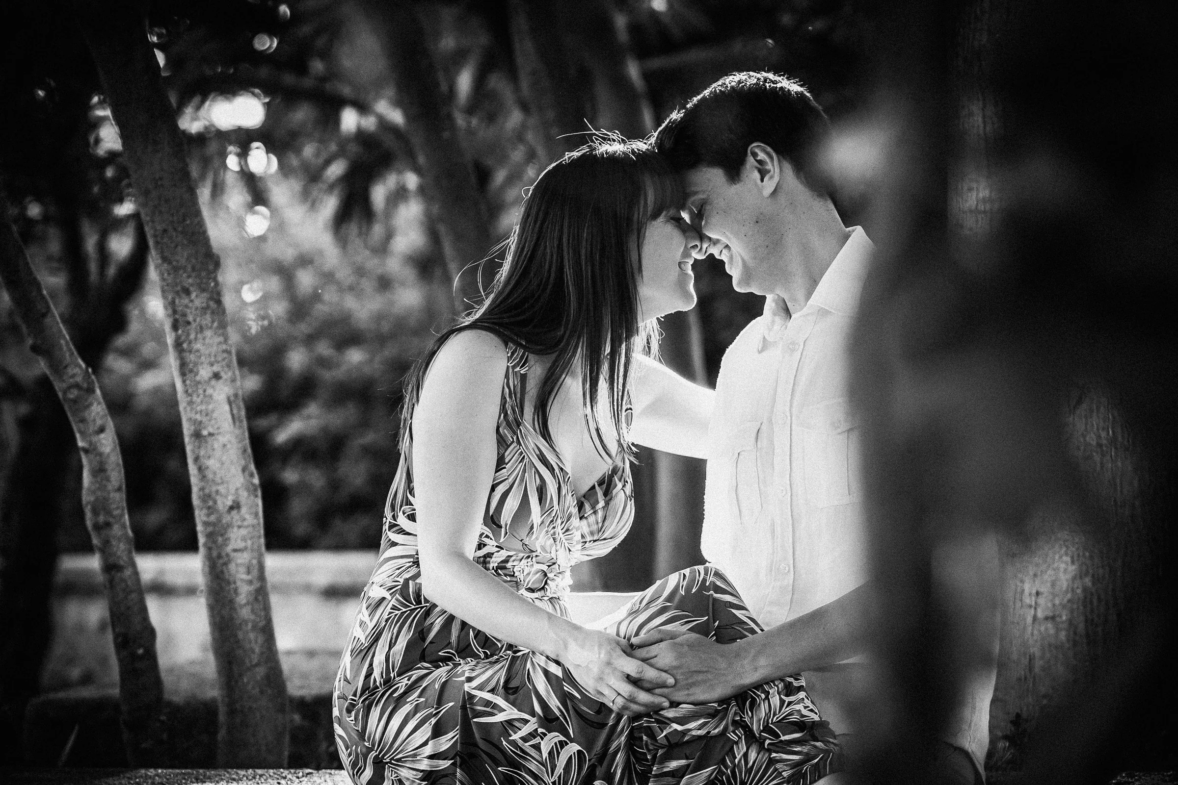 David y Noelia comparten una mirada en blanco y negro entre la vegetación de Salamanca.