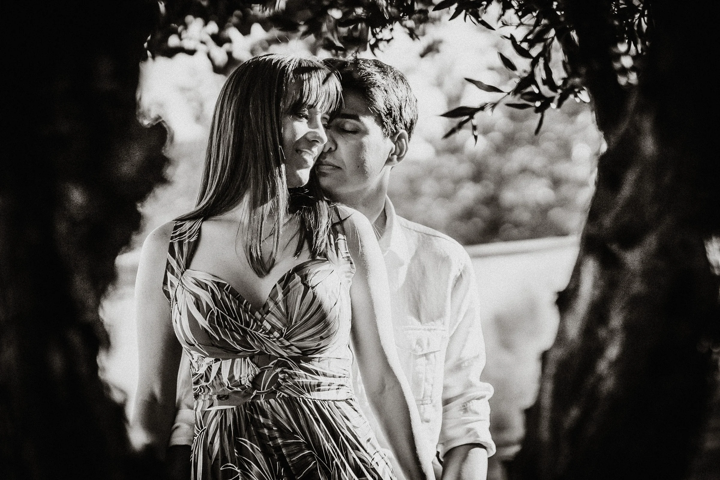 Primer plano en blanco y negro de David y Noelia durante su preboda en Salamanca.