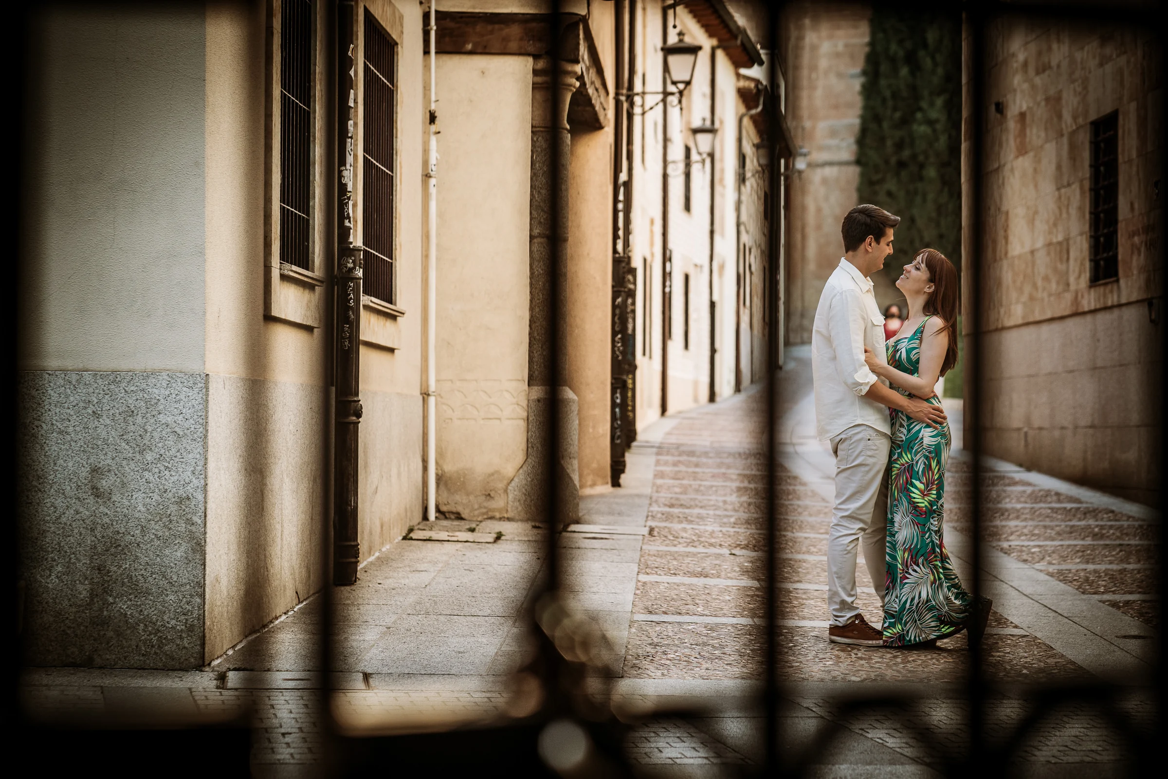 David y Noelia se abrazan en un estrecho callejón de piedra durante su preboda por Salamanca.
