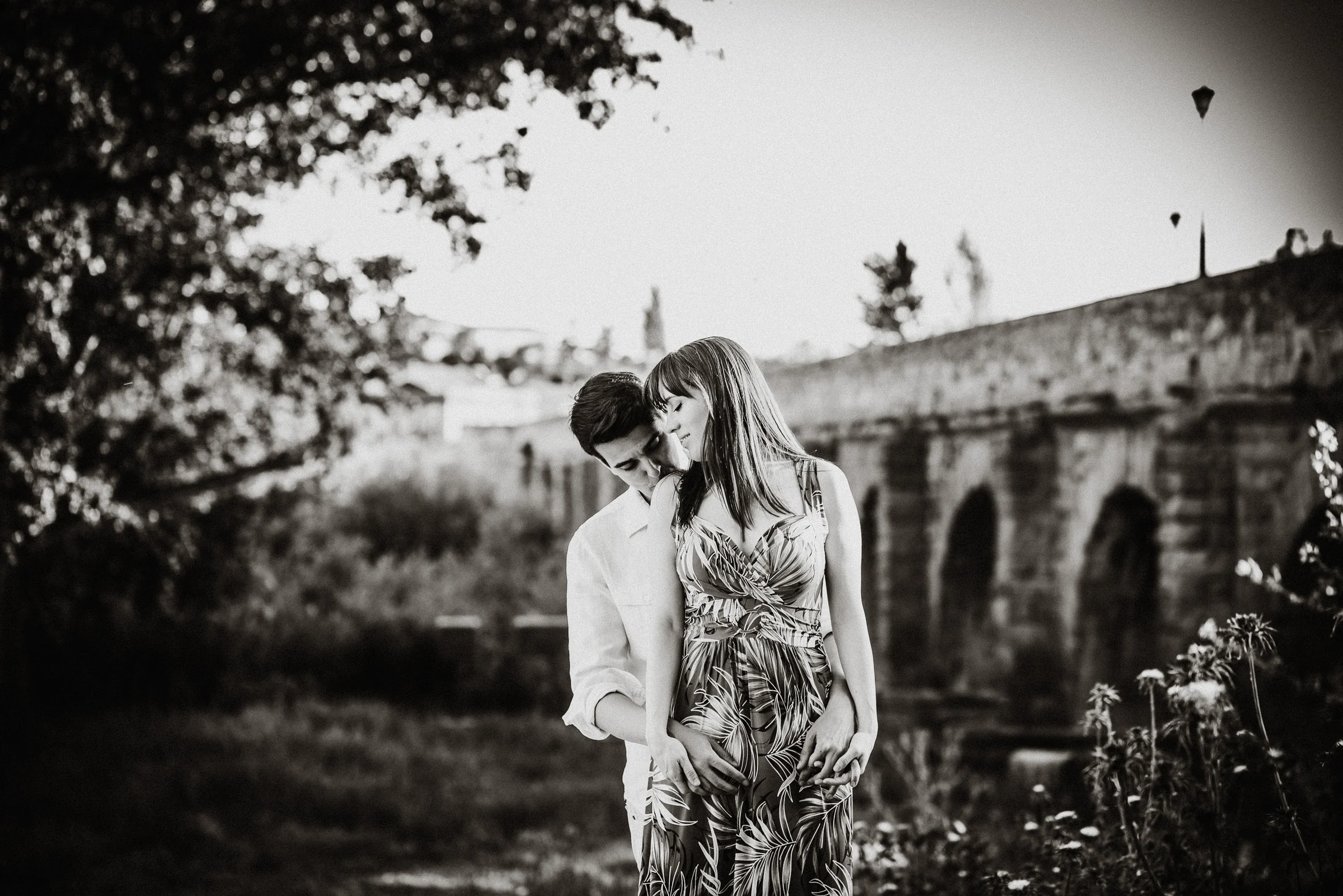 David y Noelia se abrazan junto al entorno del Puente Romano durante su preboda en Salamanca.