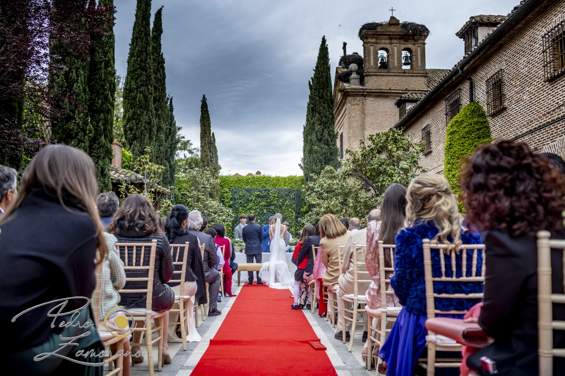 Ceremonia al aire libre Ceremonia de boda al aire libre con alfombra roja junto a El Antiguo Convento de Boadilla del Monte.