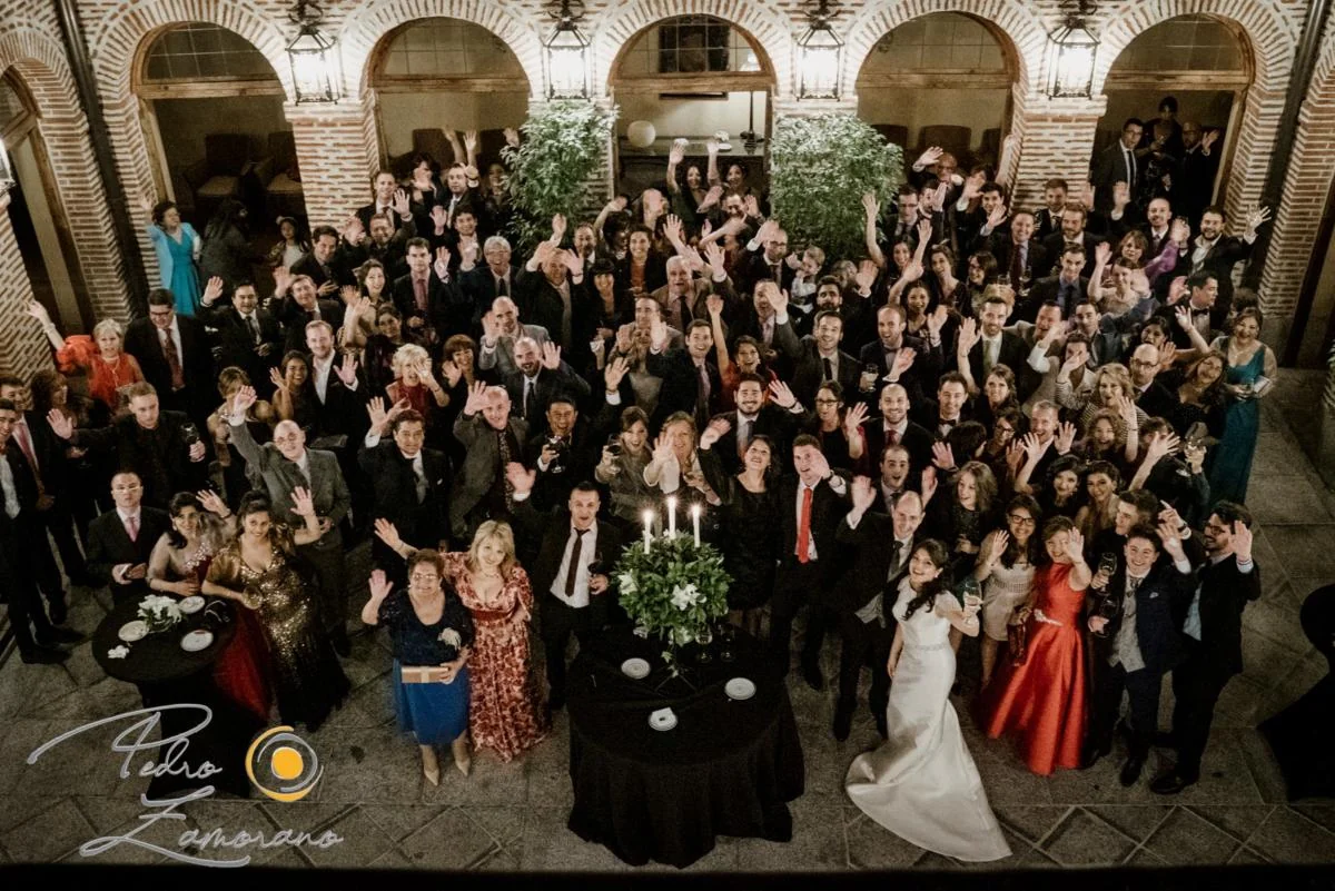 Gran grupo de invitados reunido en el patio de El Antiguo Convento de Boadilla del Monte.