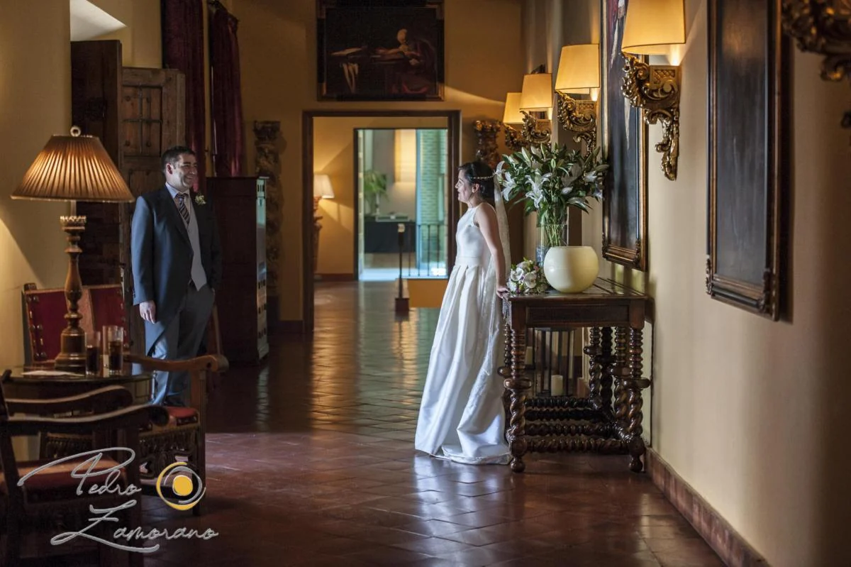 Novia caminando por un pasillo interior durante los preparativos de boda.