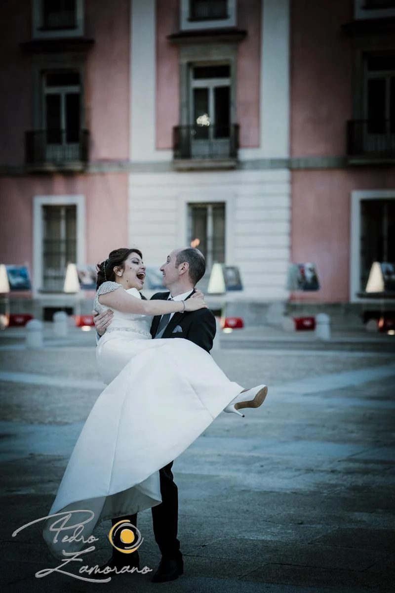 Novio haciendo girar a la novia durante la sesión de pareja en el exterior.