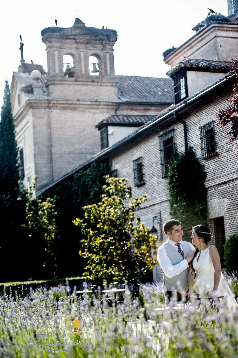 Pareja de novios junto al edificio histórico y los jardines del Antiguo Convento.