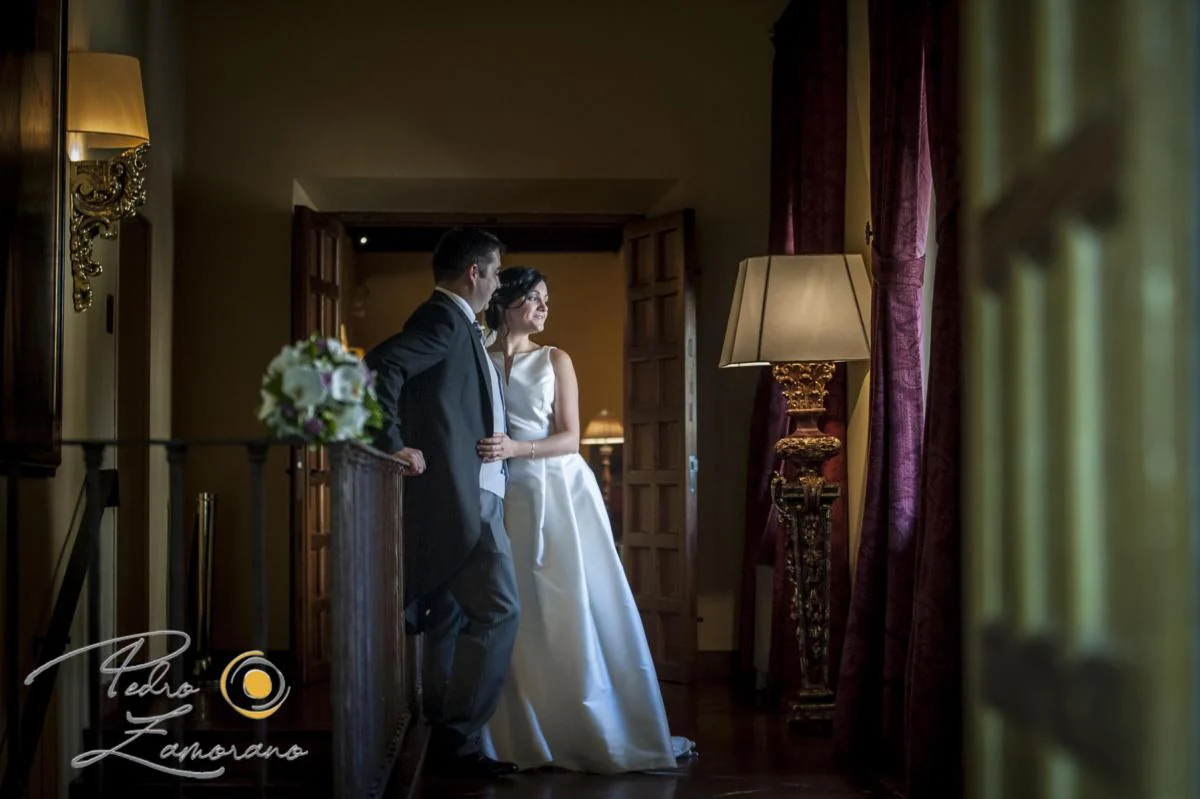 Pareja en una habitación durante los preparativos previos a la boda.
