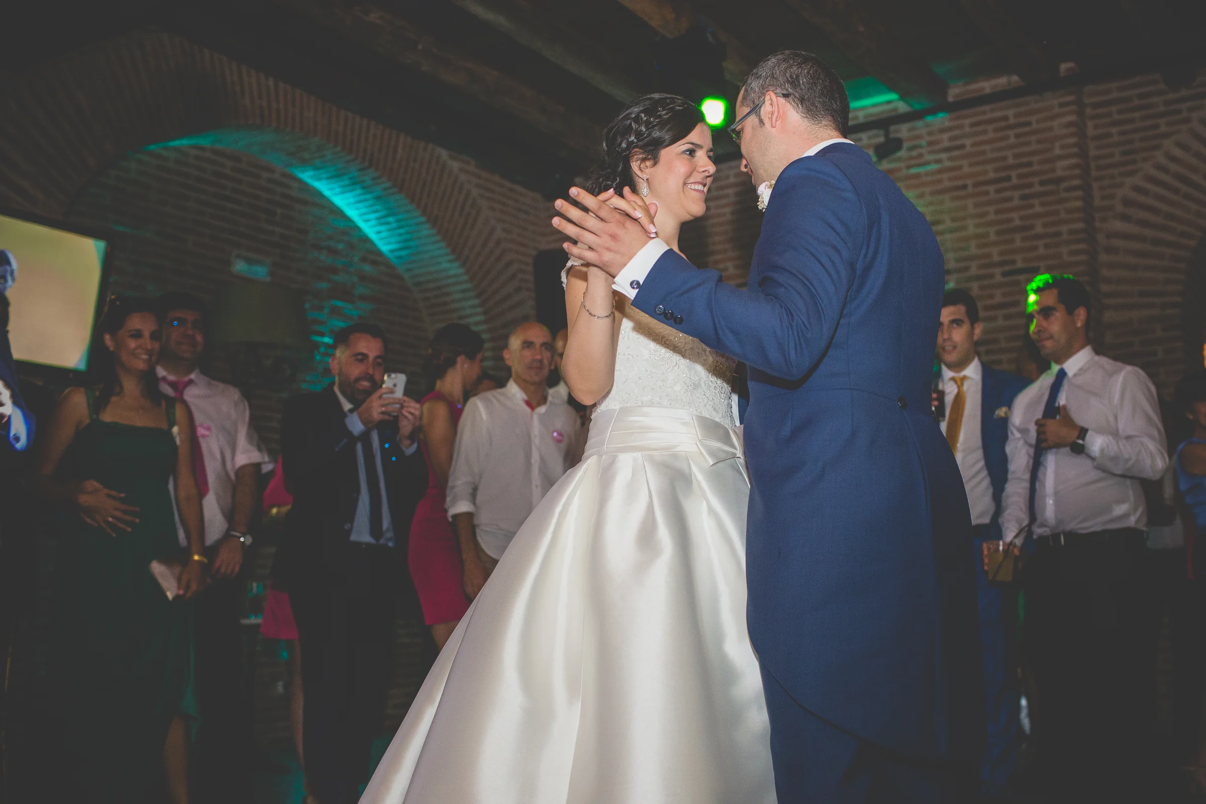 Novios bailando rodeados de invitados durante la fiesta de la boda.