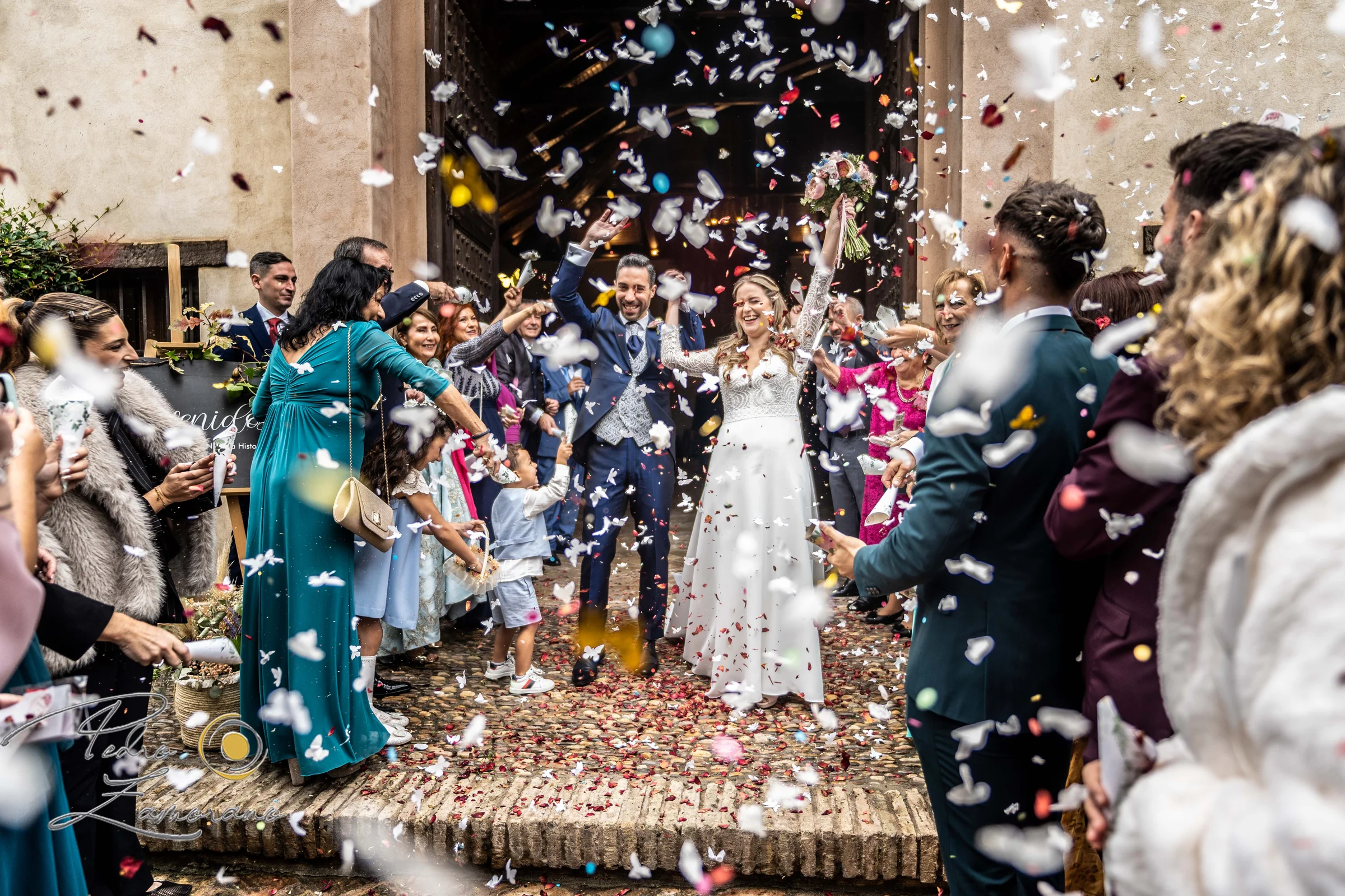 Salida de los novios entre pétalos en Finca La Alquería