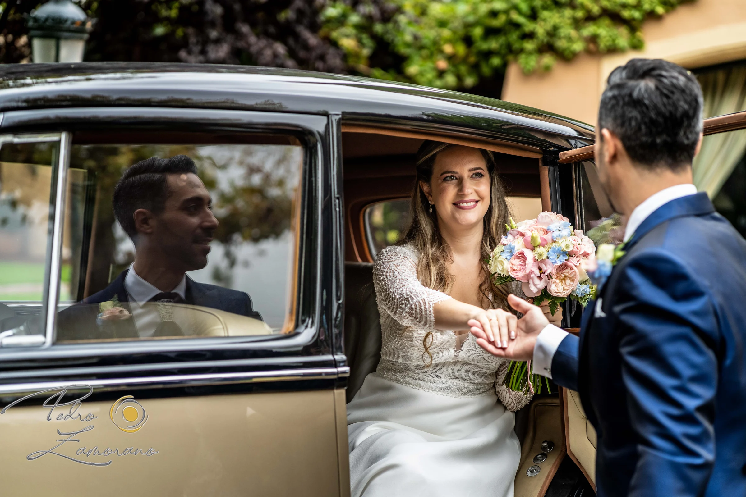 Novia llegando en coche clásico a Finca La Alquería