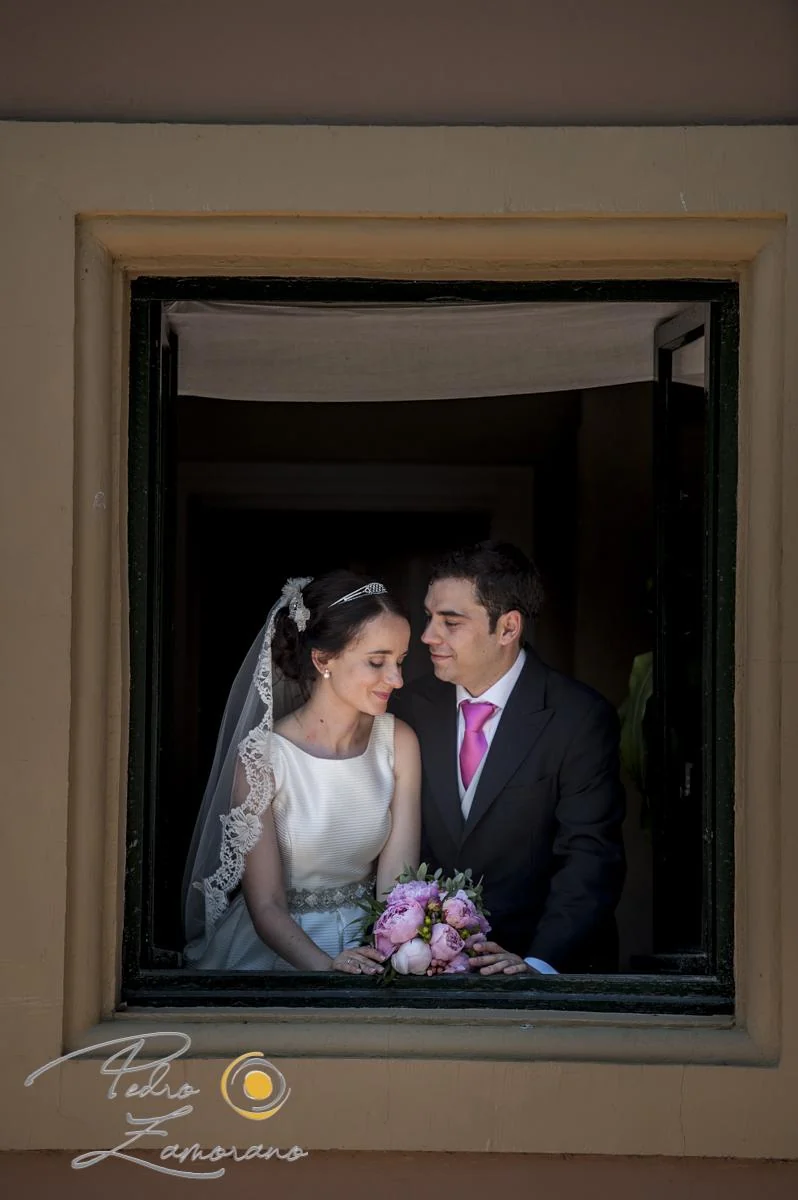 Novios retratados en una ventana de Finca La Alquería
