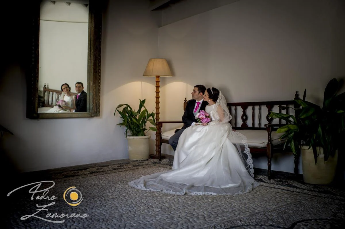 Novios sentados junto a un espejo en Finca La Alquería