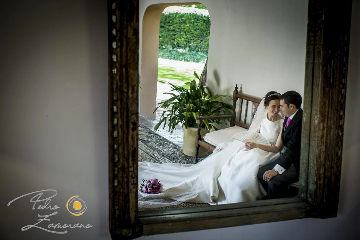 Reflejo de los novios en un espejo de Finca La Alquería