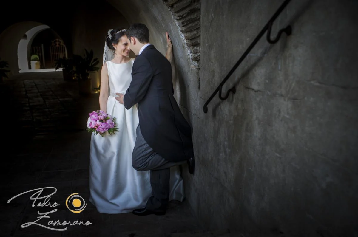 Novios junto a un arco interior de Finca La Alquería