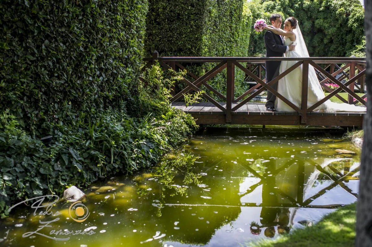 Novios sobre el puente del estanque de Finca La Alquería