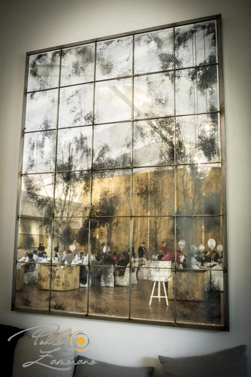 Salón de boda reflejado en un gran espejo en Finca La Alquería