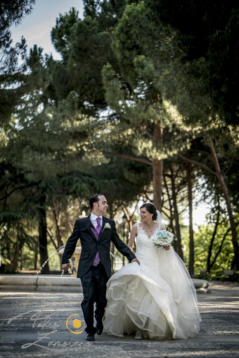 Novios paseando entre árboles en Finca La Alquería