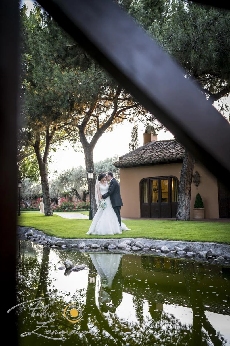 Novios junto al estanque de Finca La Alquería