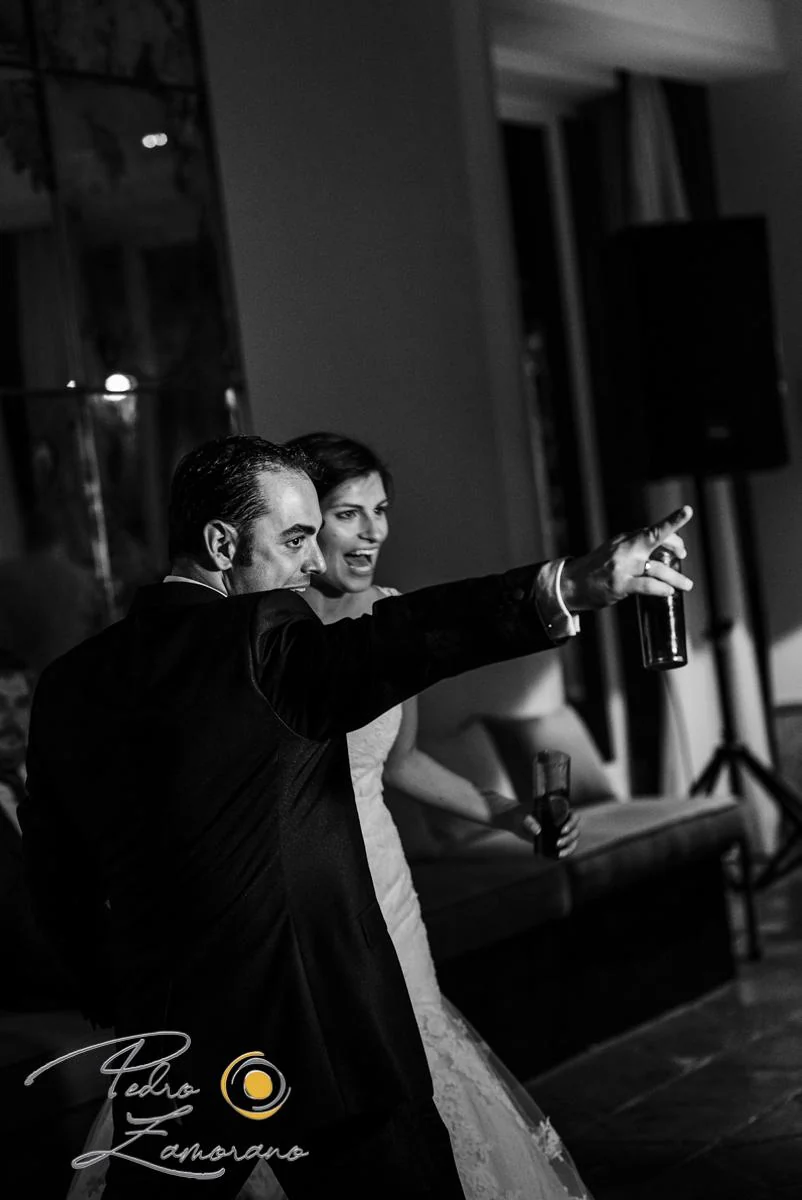 Novios celebrando durante la fiesta en Finca La Alquería