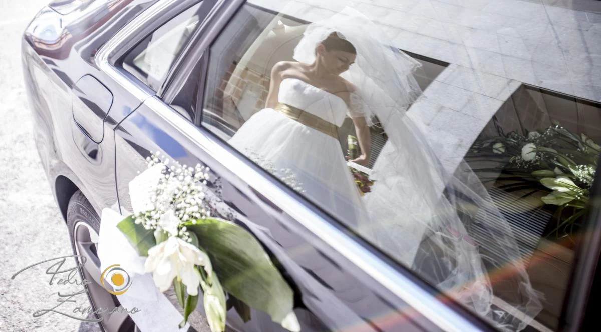 Reflejo de la novia en el coche durante una boda en Finca La Alquería
