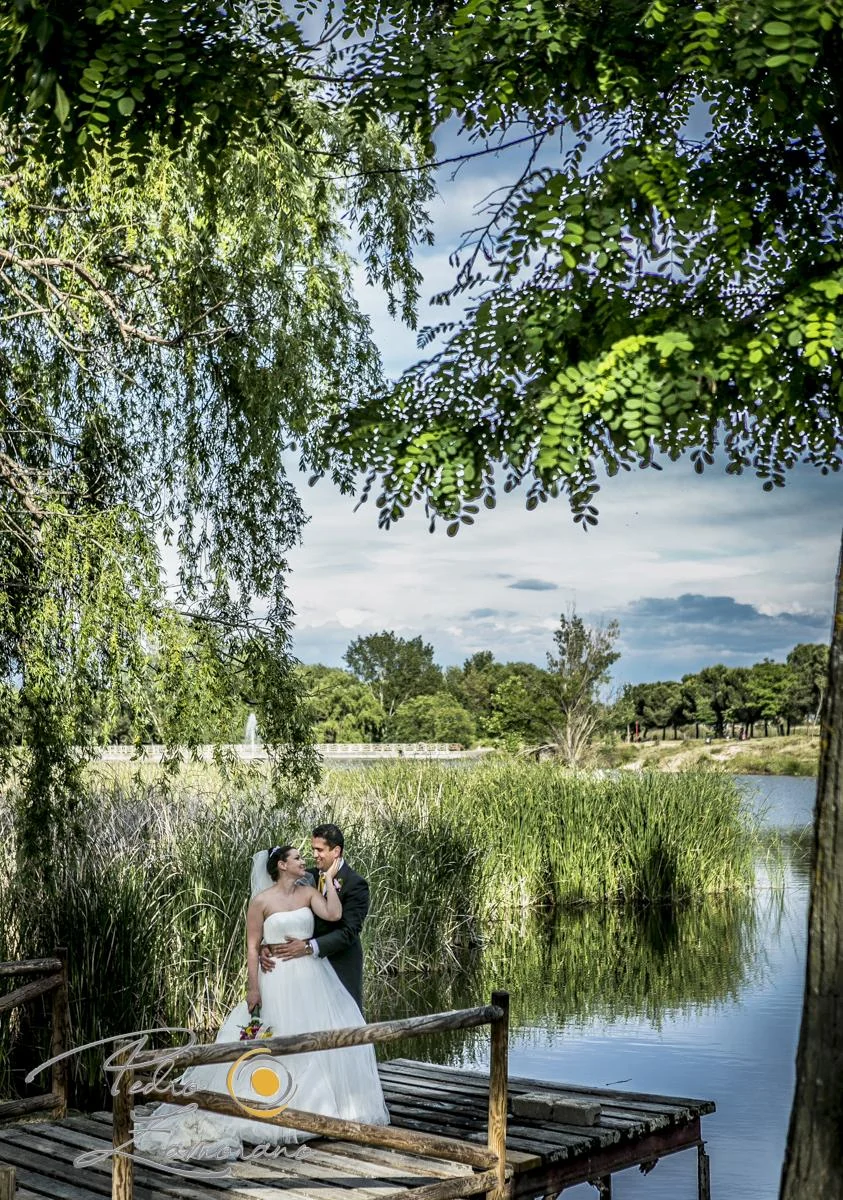 Novios en el embarcadero del estanque de Finca La Alquería