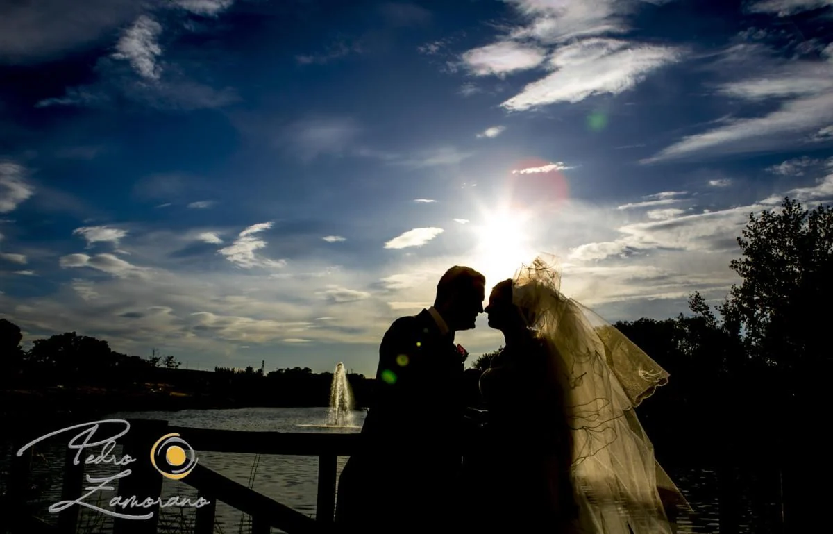 Silueta de los novios al atardecer en Finca La Alquería