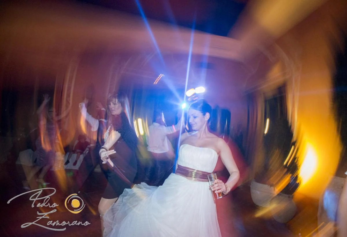 Novia bailando entre luces durante la fiesta en Finca La Alquería
