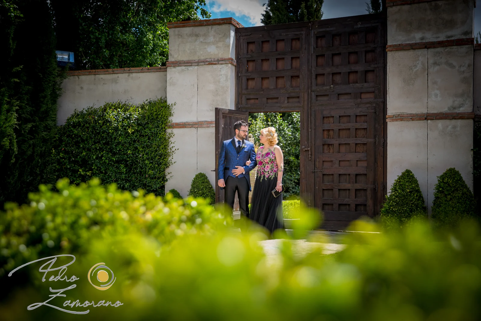 Invitados entrando por el gran portón de Finca La Alquería