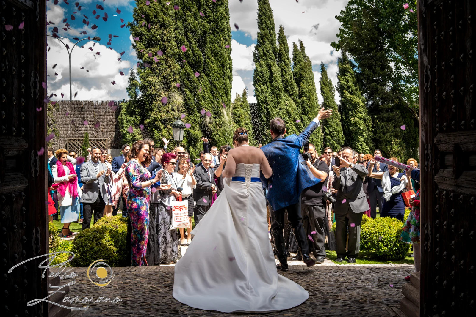 Salida de los novios por el portón de Finca La Alquería