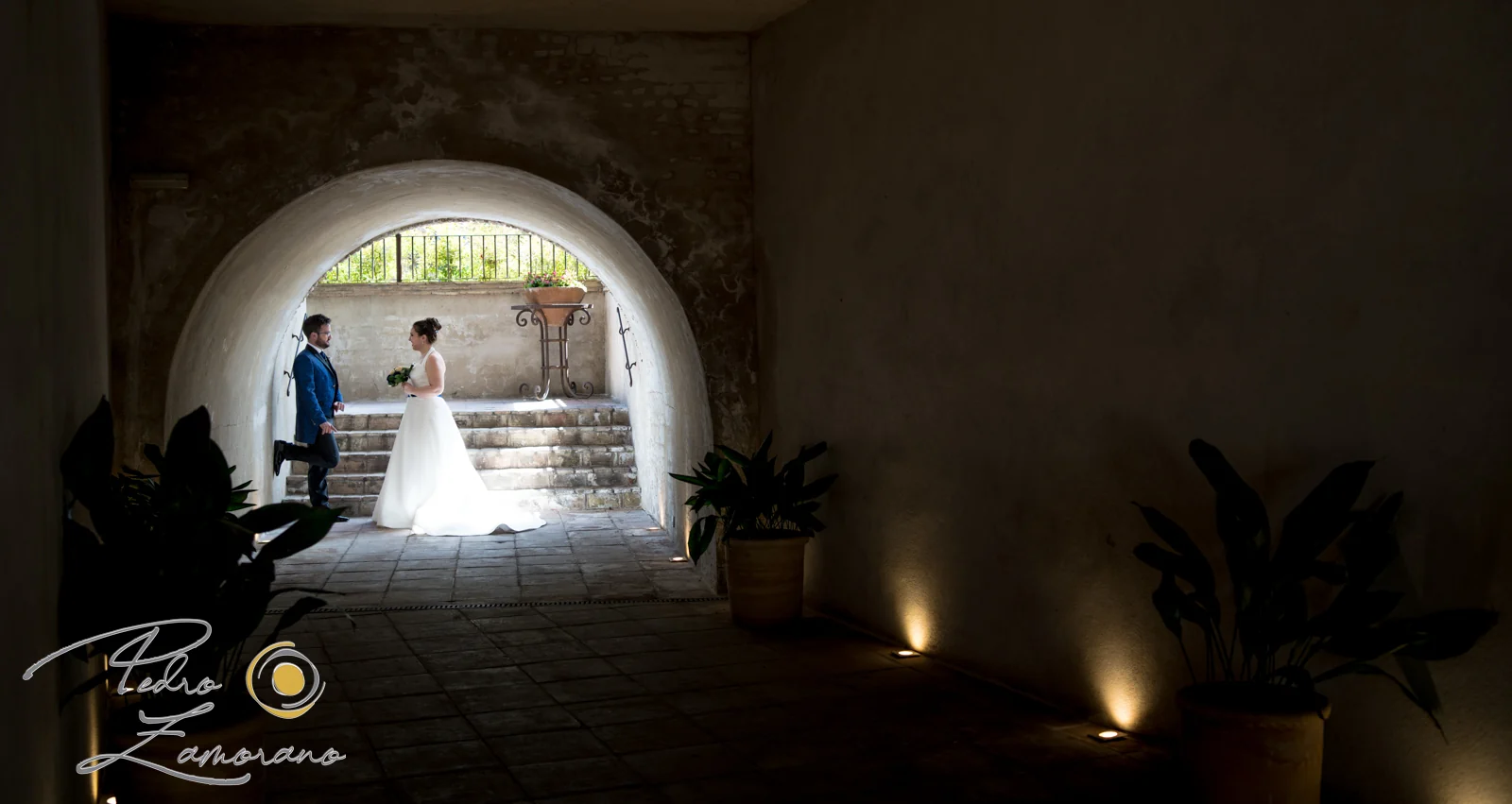 Novios en el túnel de arcos de Finca La Alquería