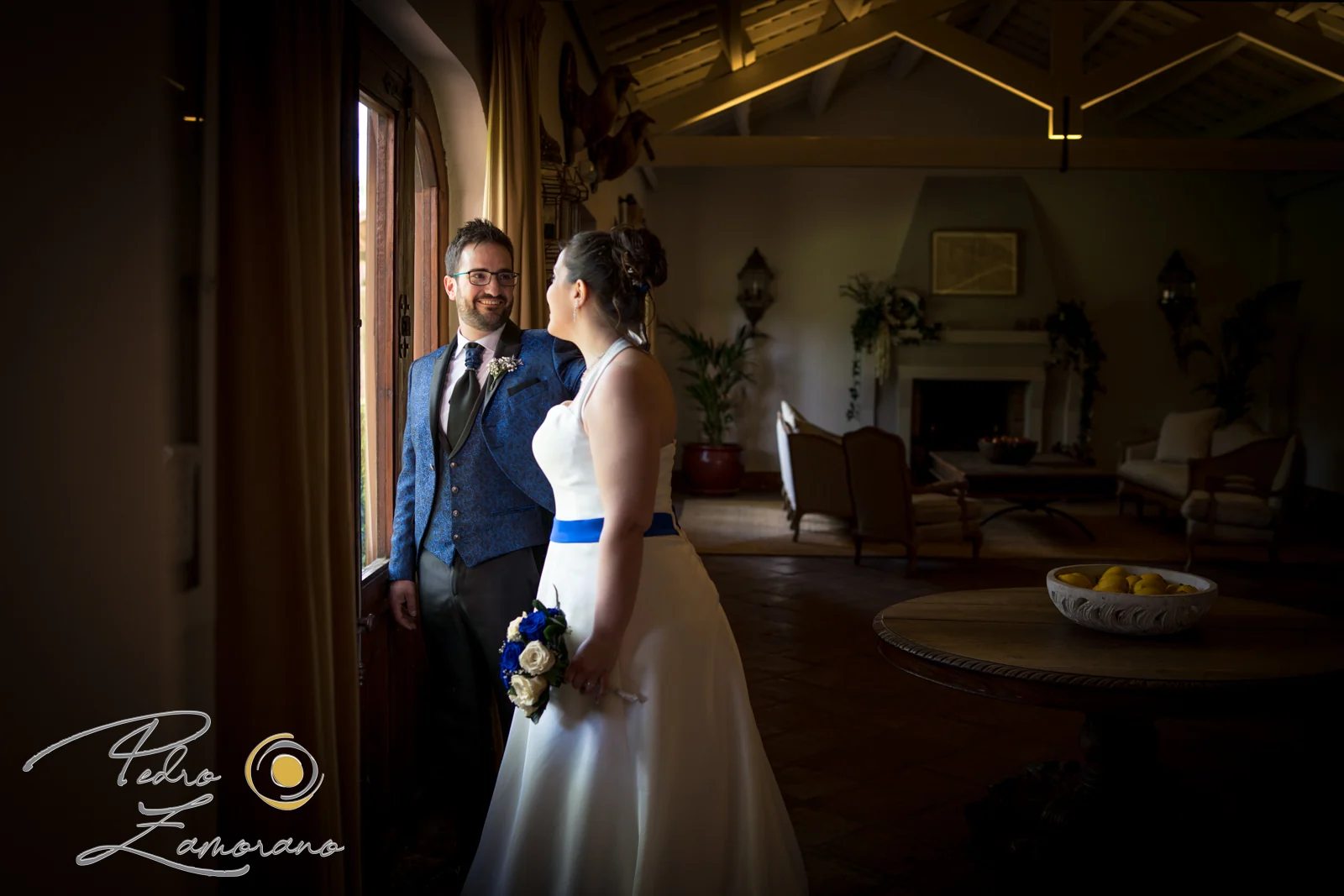 Novios junto a una ventana en el interior de Finca La Alquería