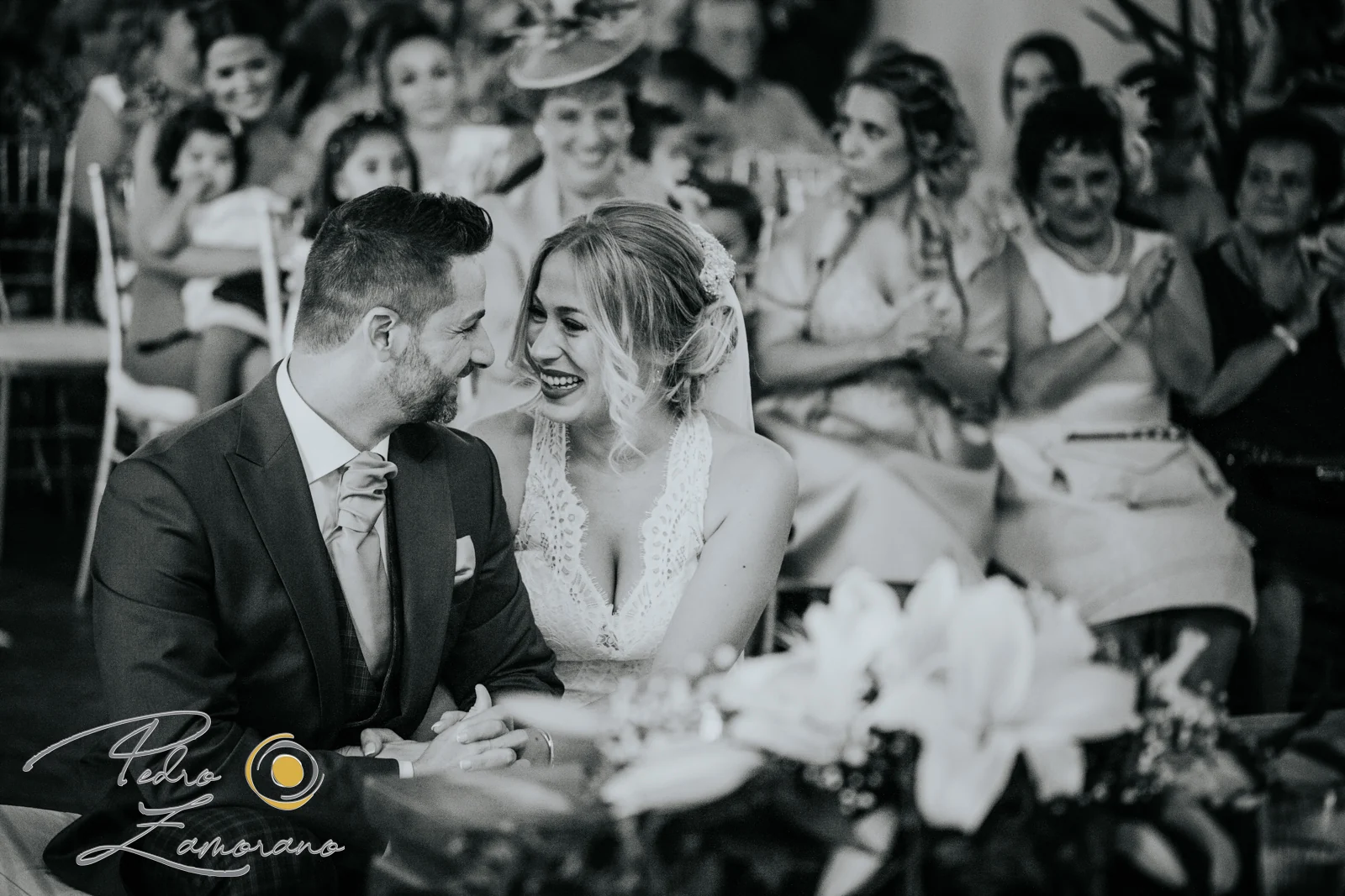 Novios sonriendo durante la ceremonia en Finca La Alquería