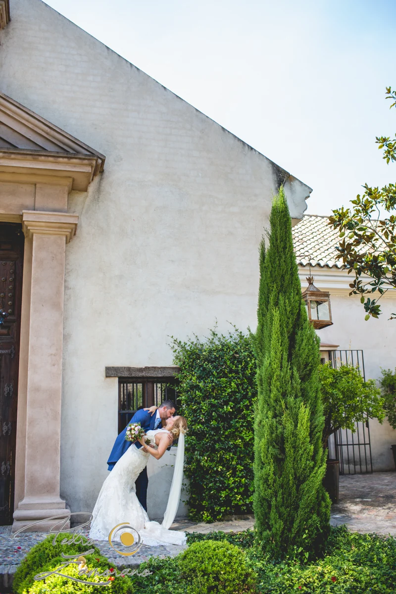 Beso de los novios en los jardines de Finca La Alquería