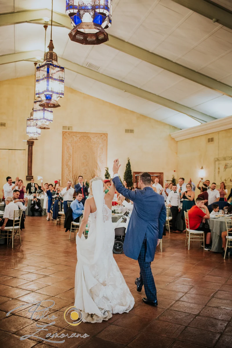 Entrada de los novios al salón de Finca La Alquería