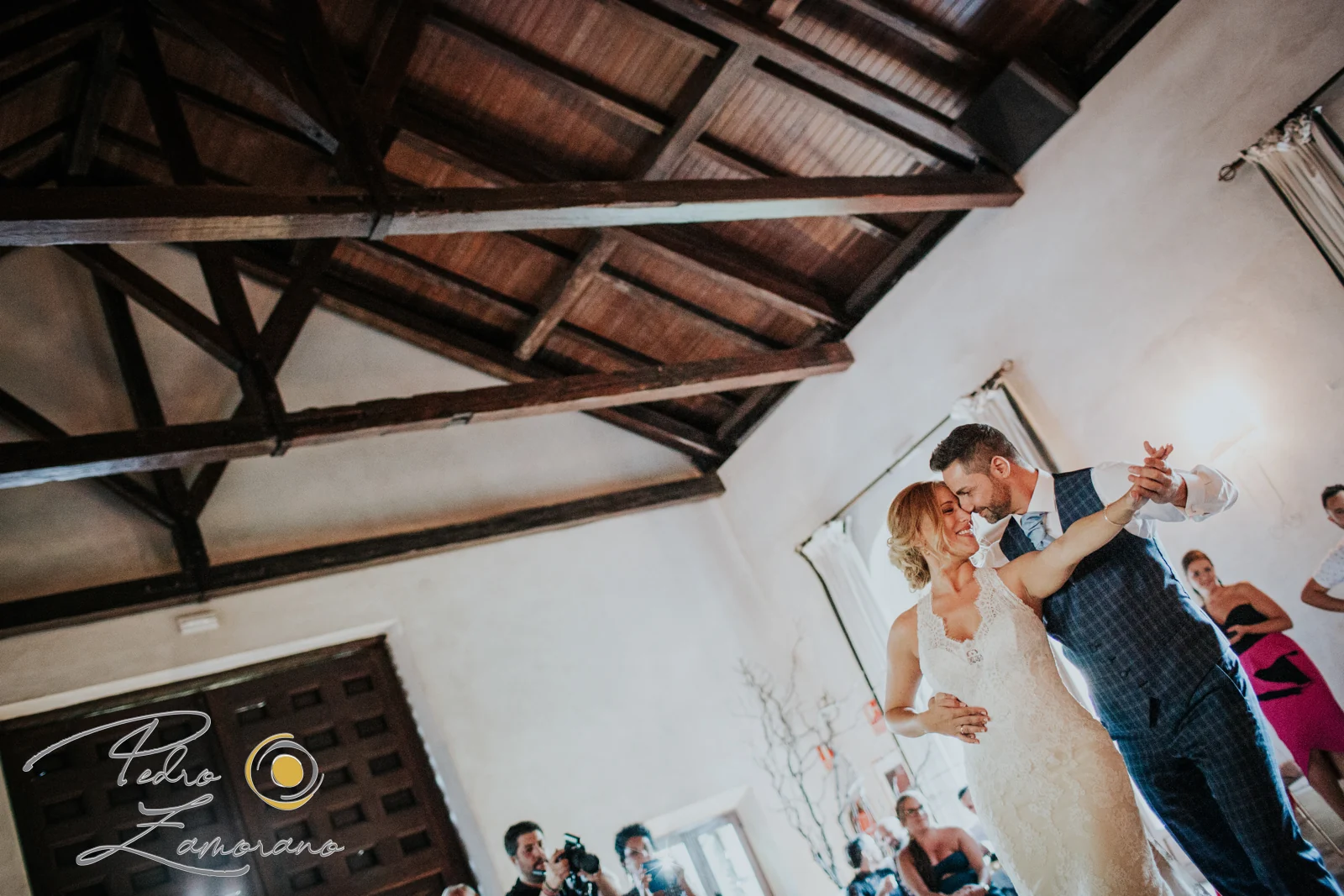Baile de los novios bajo las vigas de madera en Finca La Alquería