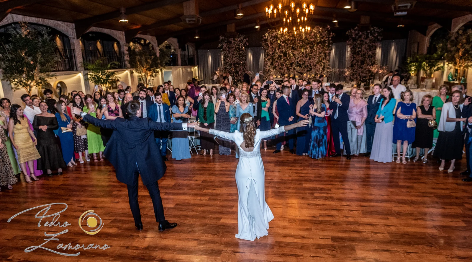 Novios frente a sus invitados durante un baile en el salón de Hacienda Jacaranda.