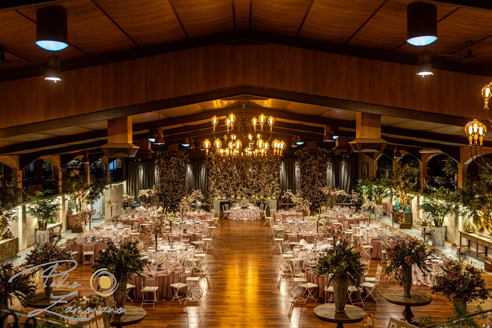 Vista panorámica del salón de bodas de Hacienda Jacaranda completamente preparado para el banquete.
