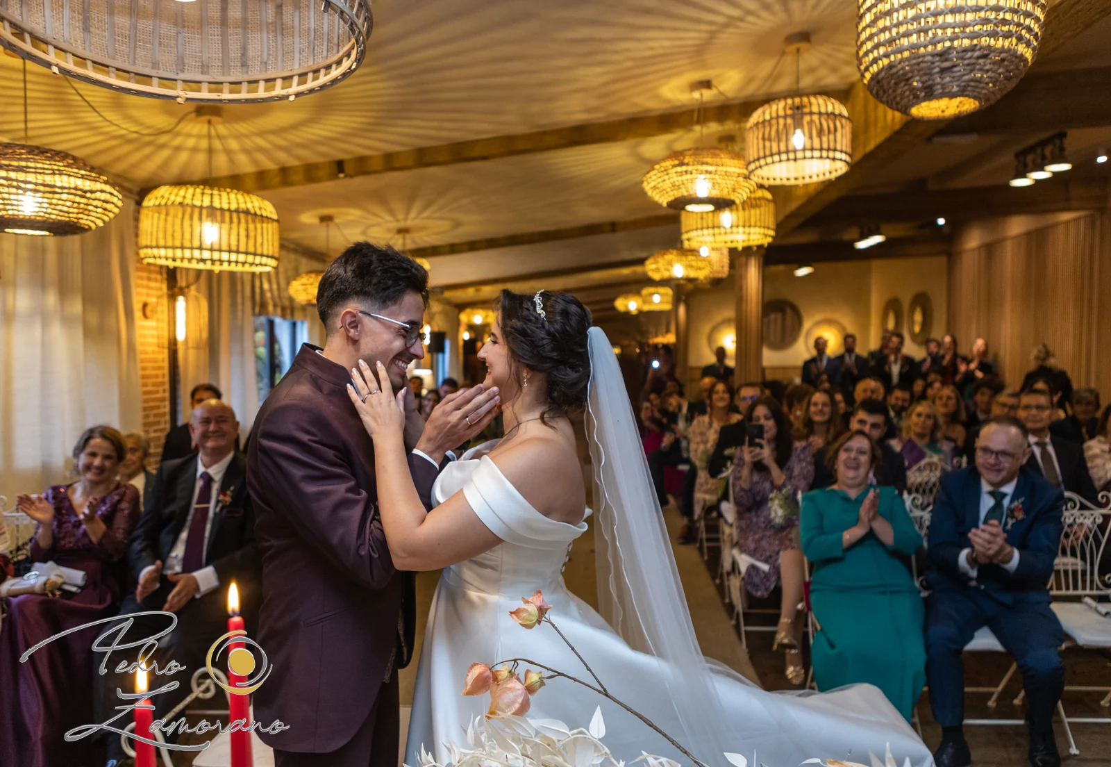 Novios mirándose y acariciándose durante una ceremonia interior en Hacienda Jacaranda.