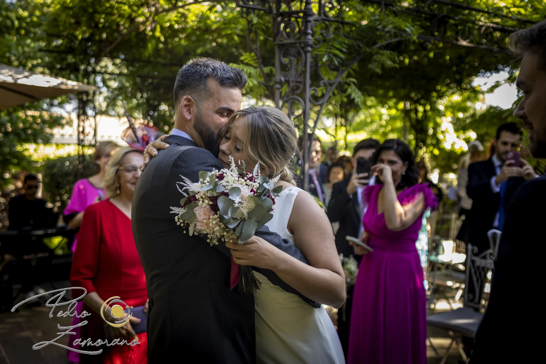 Abrazo emotivo durante la ceremonia de boda al aire libre en Hacienda Jacaranda.