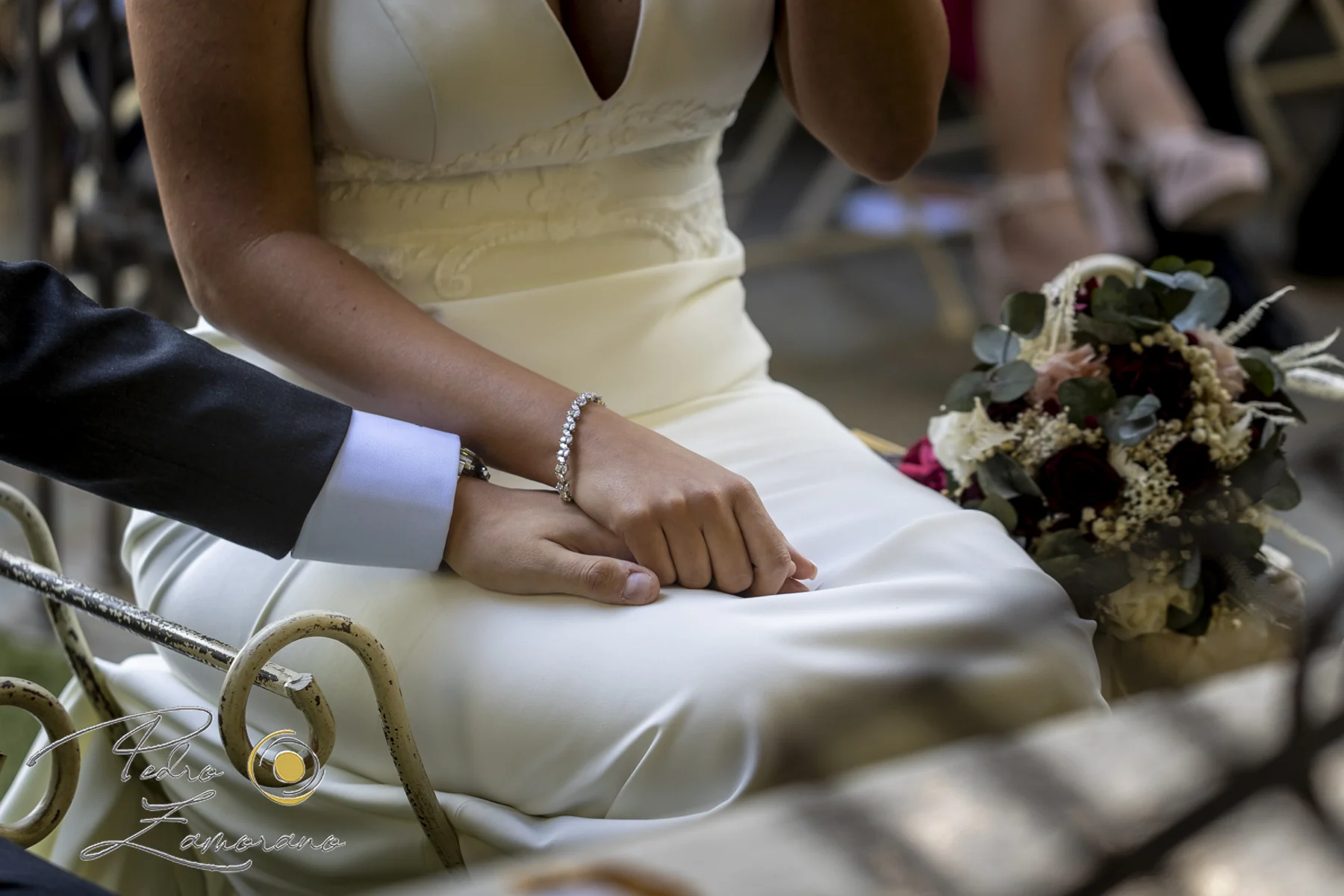Detalle de las manos de la pareja unidas durante la ceremonia en Hacienda Jacaranda.