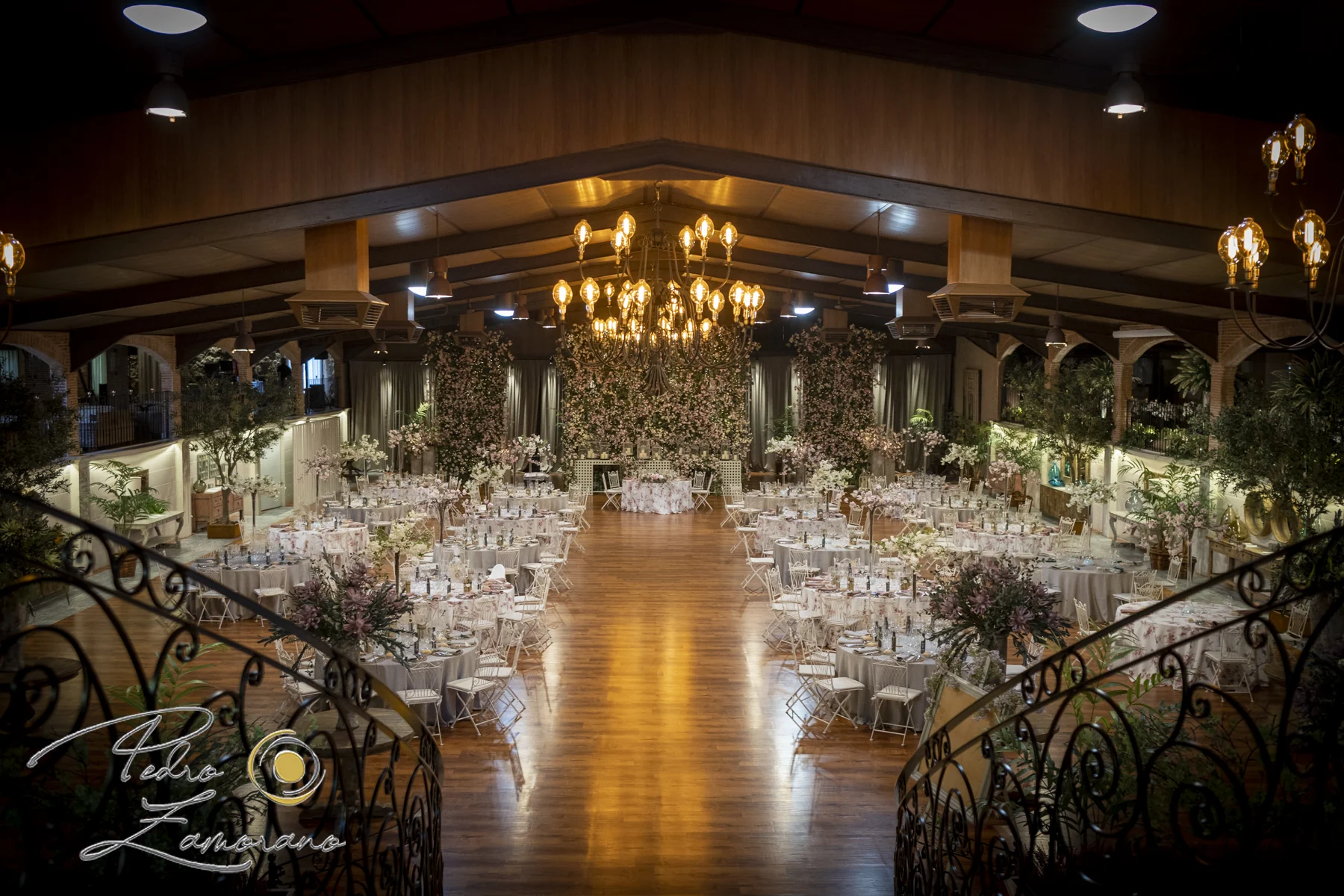 Vista panorámica del salón de banquetes de Hacienda Jacaranda desde la escalera principal.