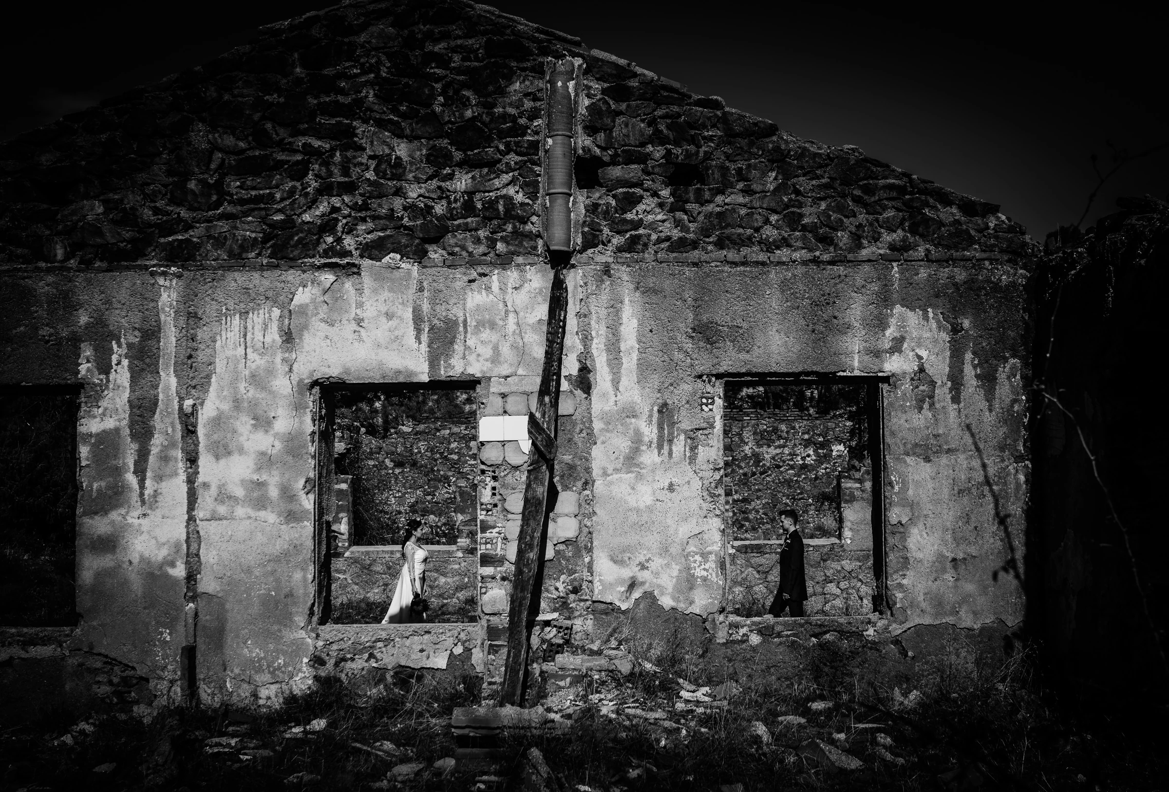 Idoya y Daniel aparecen separados en dos huecos de un edificio en ruinas en una fotografía en blanco y negro realizada en El Tiemblo.