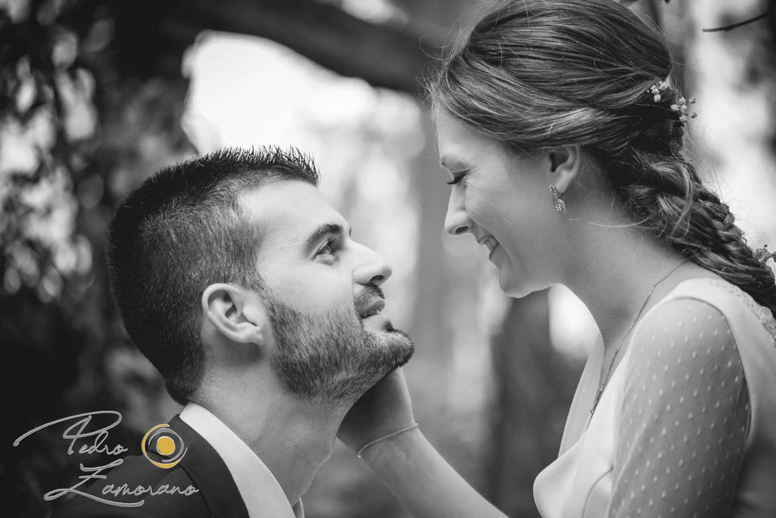 Novios mirándose de cerca en un retrato íntimo en blanco y negro realizado en Jardín El Botero.