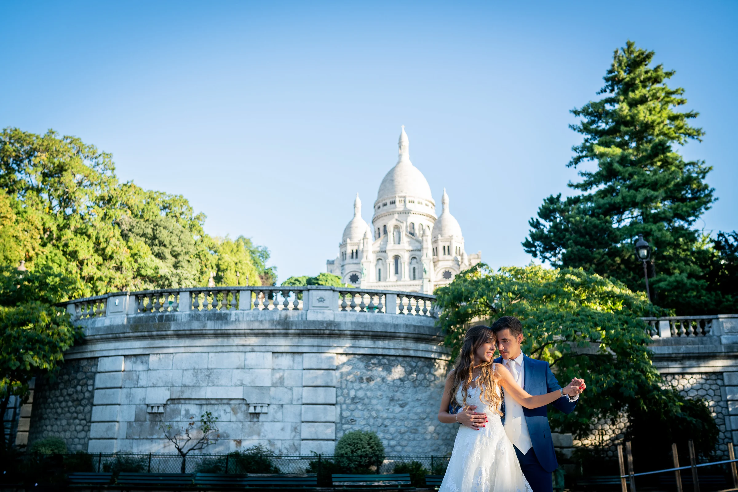José Luis y Lara durante su postboda en Montmartre con la basílica del Sacré-Cœur al fondo.