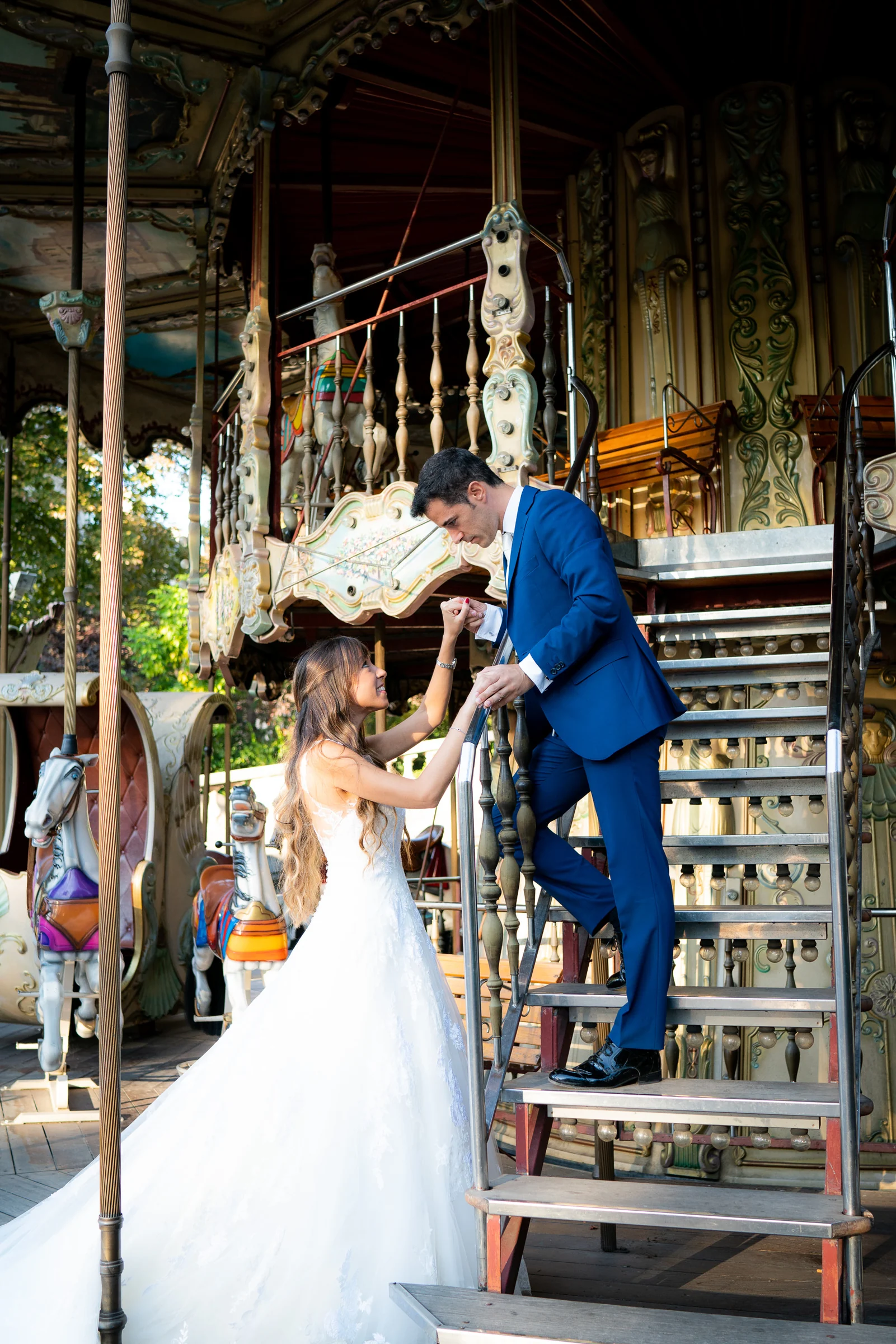 José Luis y Lara juegan en las escaleras de un carrusel durante su sesión de postboda en Montmartre.