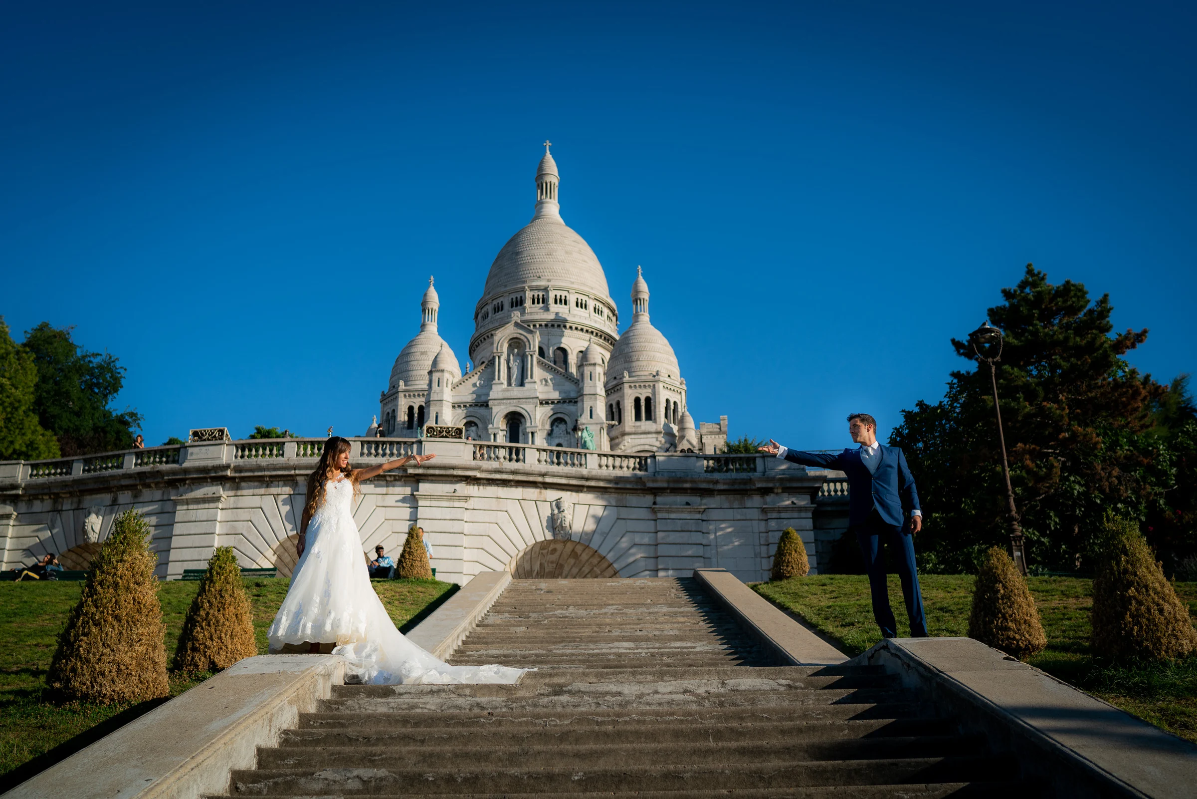 José Luis y Lara se dan la mano en la escalinata de Montmartre con el Sacré-Cœur detrás.